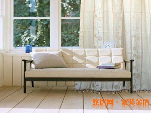 房间小就选用浅色、冷色布料窗帘
