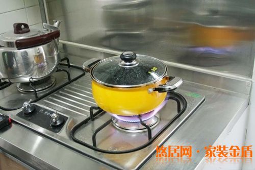 乔迁新居燃灶烧水