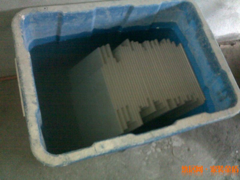 对墙面砖充分浸水