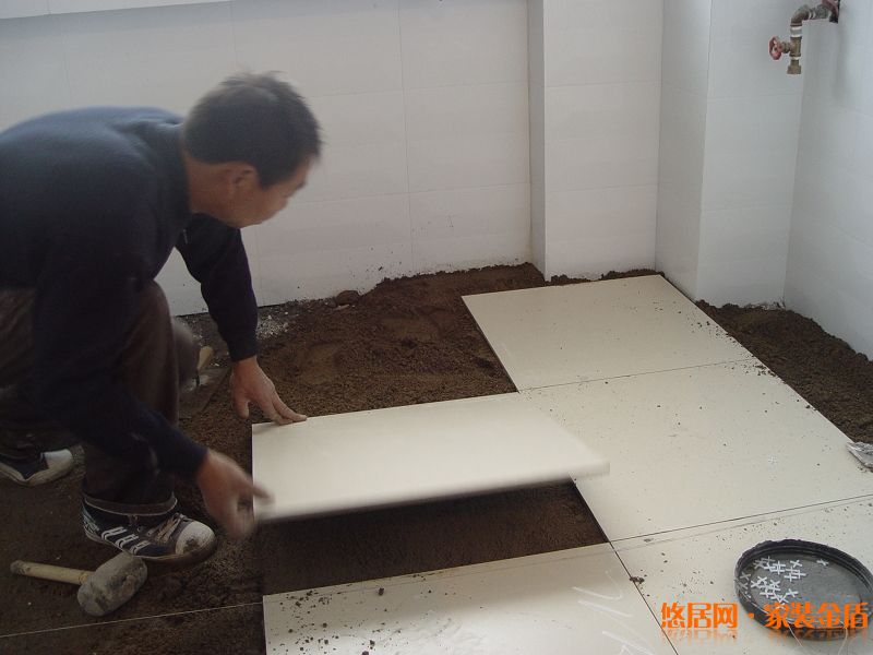 先铺平地面再铺地砖