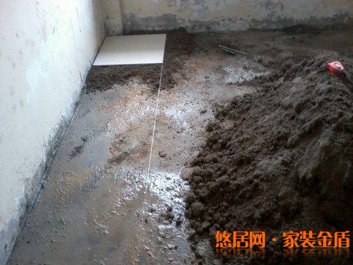 铺贴地砖要点四:第一块地砖位置要选好
